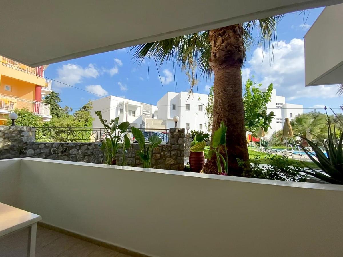 Manolis Apartments Плакіас Екстер'єр фото