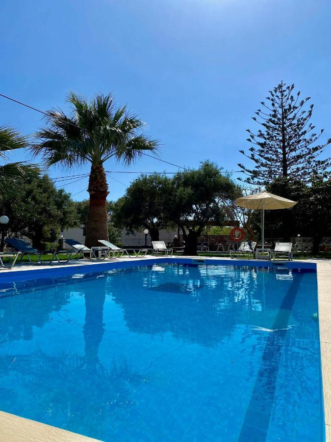 Manolis Apartments Плакіас Екстер'єр фото