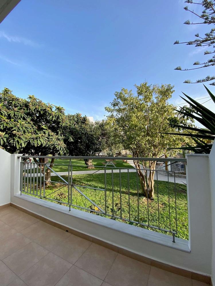Manolis Apartments Плакіас Екстер'єр фото