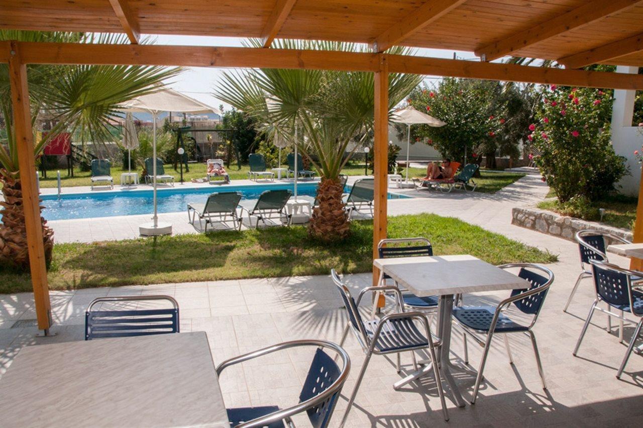 Manolis Apartments Плакіас Екстер'єр фото