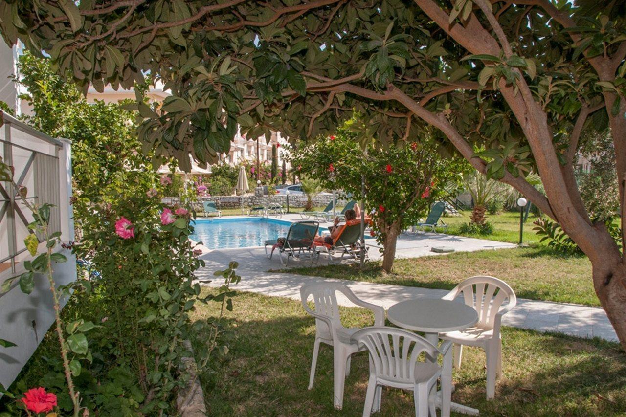 Manolis Apartments Плакіас Екстер'єр фото