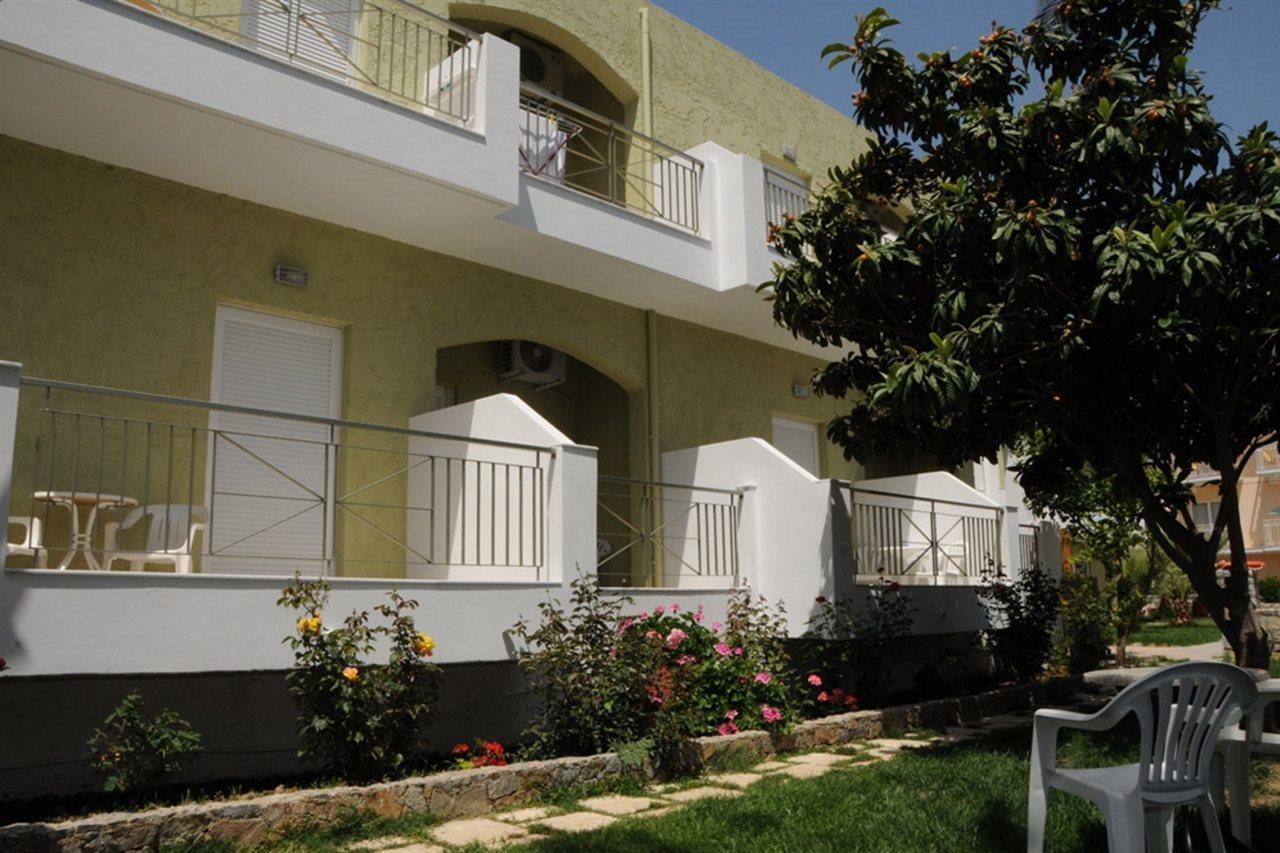 Manolis Apartments Плакіас Екстер'єр фото