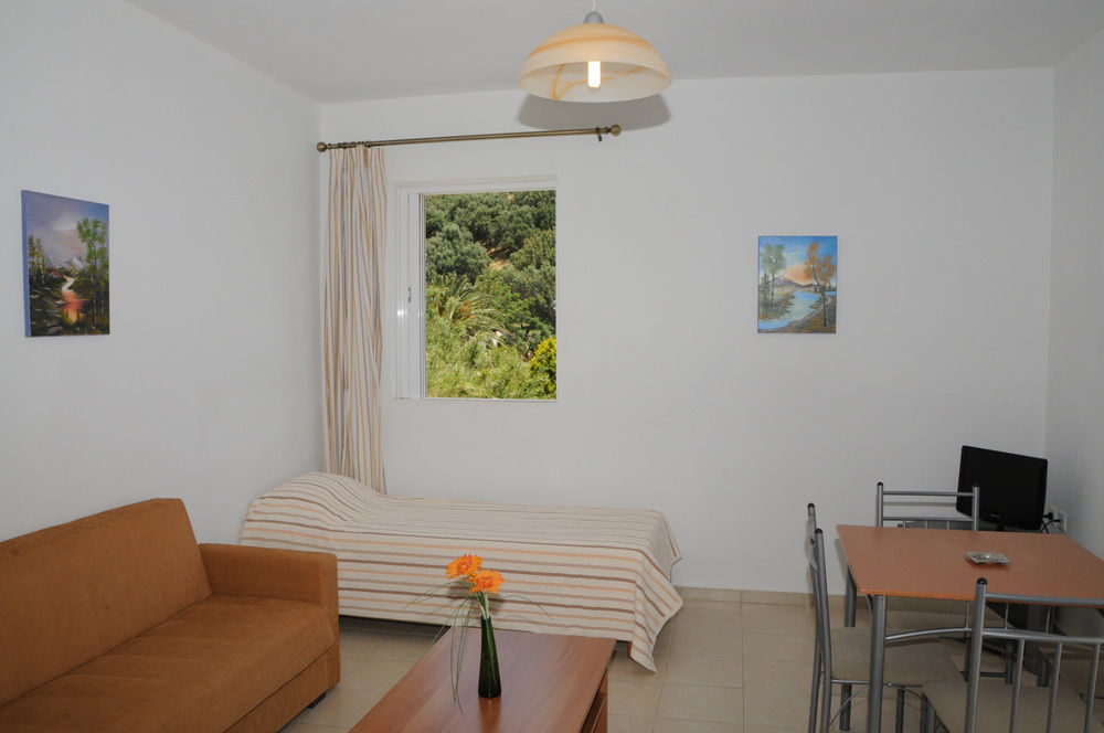Manolis Apartments Плакіас Екстер'єр фото